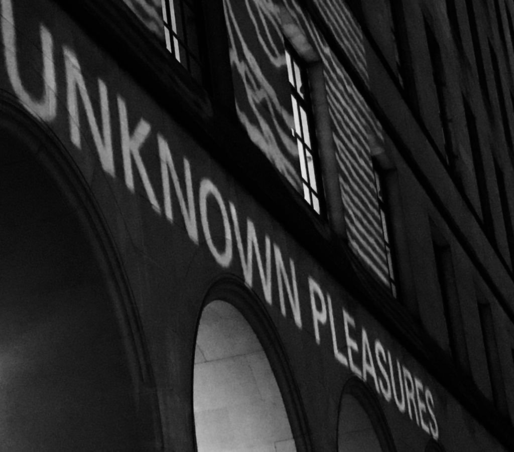 Manchester celebró 40 años del 'Unknown Pleasures' con proyecciones del disco en edificios