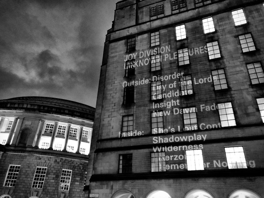 Manchester celebró 40 años del 'Unknown Pleasures' con proyecciones del disco en edificios