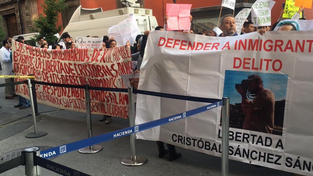 manifestación-activistas-irineo-mujica-cristóbal-sánchez