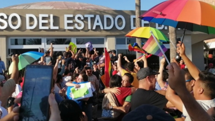 En medio de protestas, Baja California Sur aprueba el matrimonio igualitario