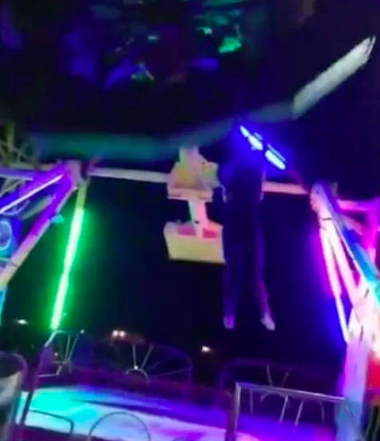 Captan el momento en el que una mujer cae de un juego mecánico en Ciudad Juárez 