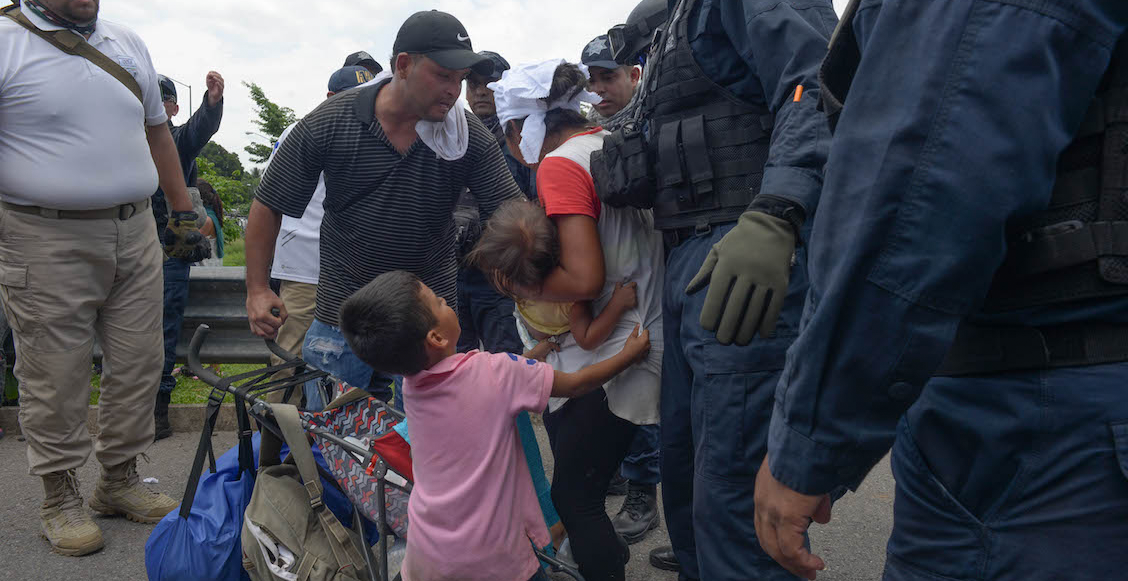 Elementos de la policia Federal y agentes migratorios detuvieron a la fuerza a la caravana que entró esta mañana al territorio mexicano. Cientos de migrantes fueron detenidos sobre la carretera internacional