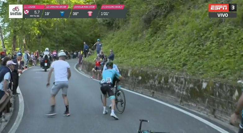 Ciclista golpeó a aficionado que lo tiró de la bici en el Giro de Italia