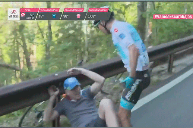 Ciclista golpeó a aficionado que lo tiró de la bici en el Giro de Italia