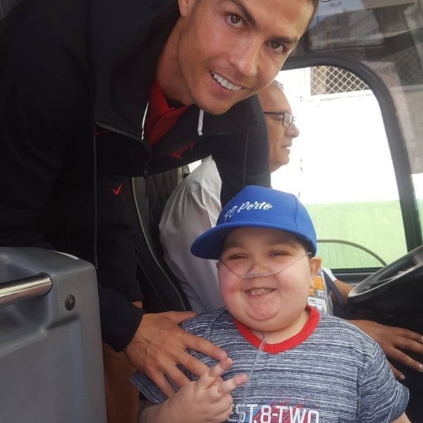 Cristiano Ronaldo ‘frenó’ el autobús de Portugal para cumplir el sueño de un niño 