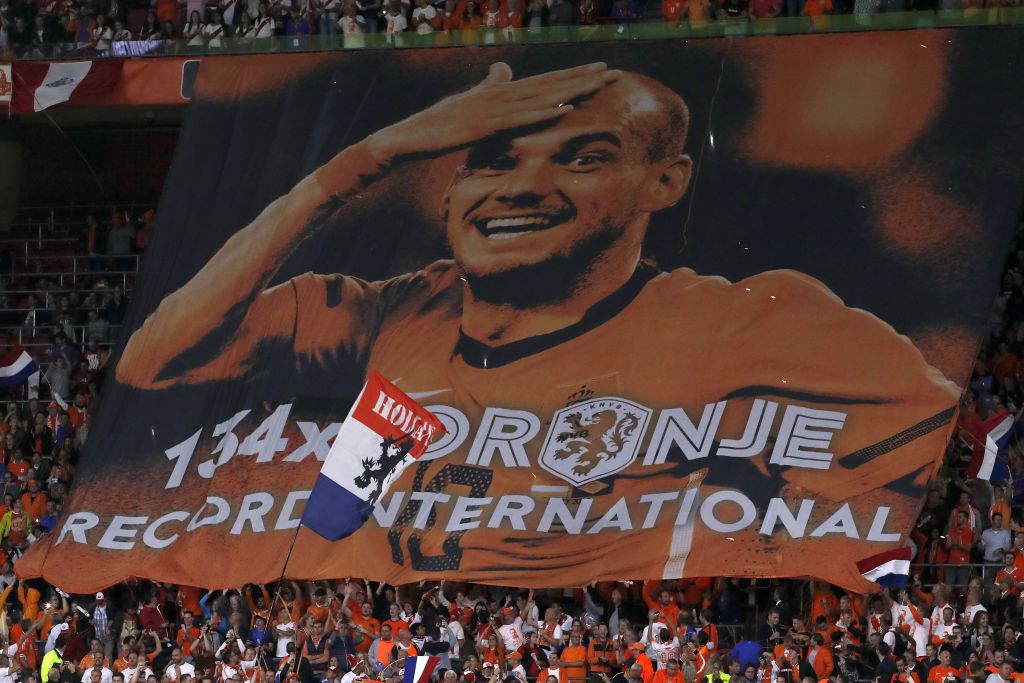 Detuvieron a Wesley Sneijder por bailar borracho sobre un auto en Holanda