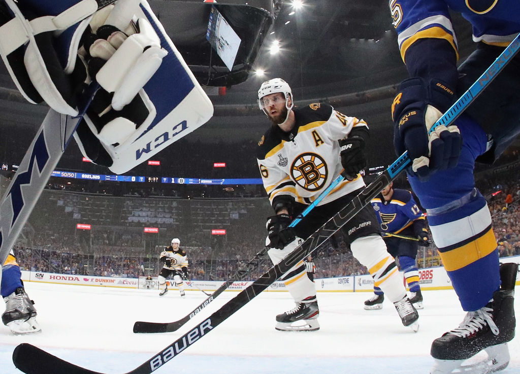 El video del cervezazo que causó brutal pelea en un partido de hockey de la NHL
