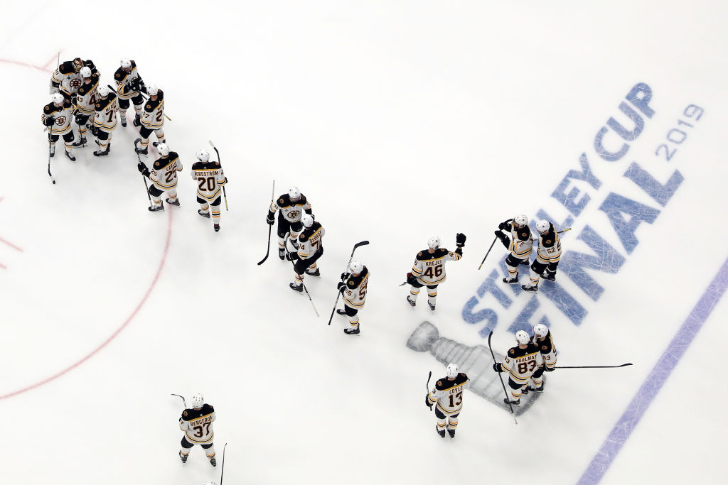 El video del cervezazo que causó brutal pelea en un partido de hockey de la NHL