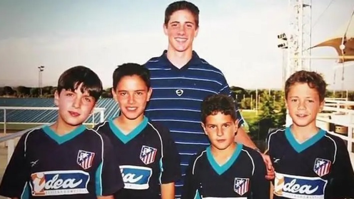 Los 5 futbolistas que se tomaron una foto con sus ídolos antes de jugar con ellos