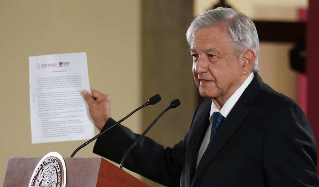 amlo-firma-revocacion-mandato