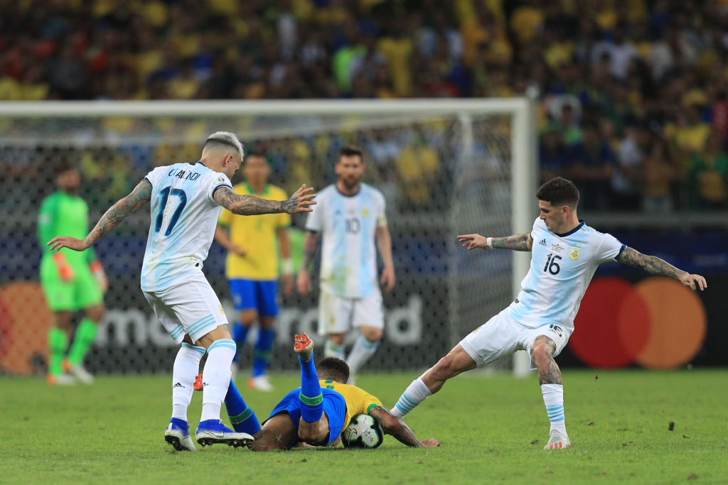 Árbitro del Brasil vs Argentina rompió el silencio tras polémica con Agüero y Otamendi