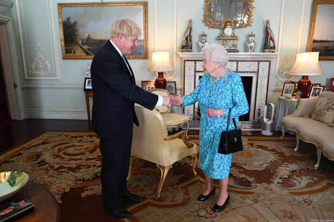 boris-johnson-reina-isabel-primer-ministro
