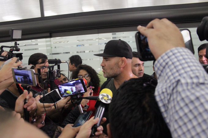 Motivado y con pastelazo: Caín Velásquez llegó a México para pelear en Triplemanía