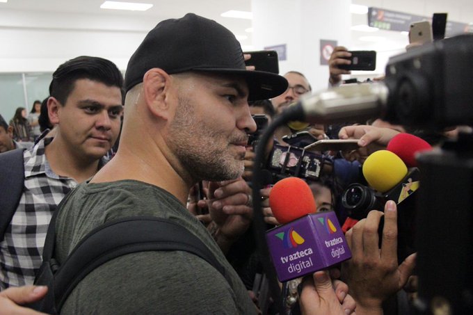 Motivado y con pastelazo: Caín Velásquez llegó a México para pelear en Triplemanía