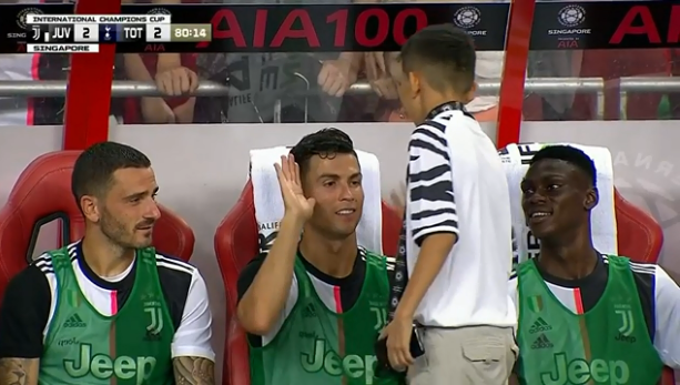 Cristiano Ronaldo invitó a un niño a ver el partido desde la banca de la Juventus