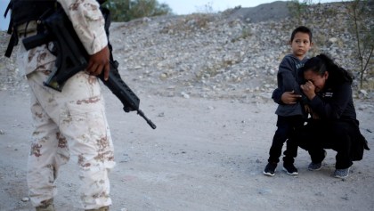 No es EUA: migrante suplica a la Guardia Nacional que la dejen cruzar con su hijo