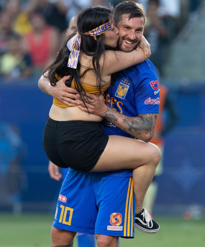 Los mensajes de Gignac con la 'espontánea' que lo besó en pleno partido