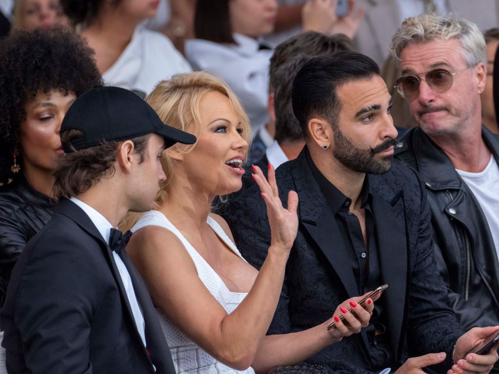 Pamela Anderson acusa a campeón del mundo de 'romperle las manos'