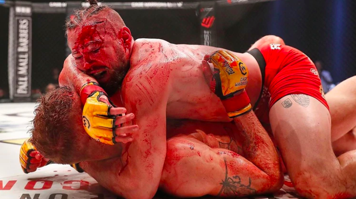 Referee suspendió pelea de MMA por 'exceso de sangre'