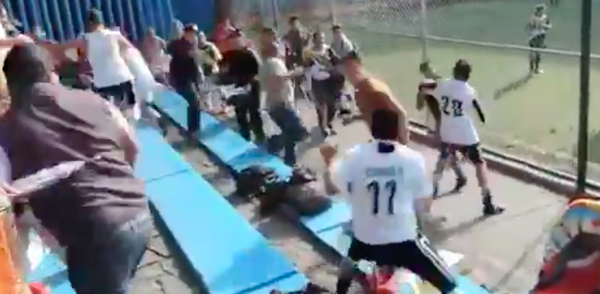 Niños pararon su partido porque sus papás armaron 'pelea campal' en la tribuna