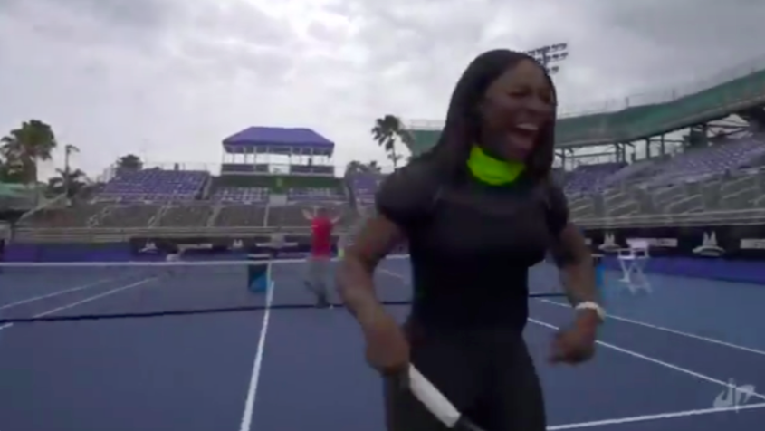 Serena Williams jugó contra 5 hombres al mismo tiempo y los aplastó sin piedad
