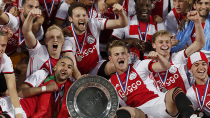 Ajax va por el bicampeonato de la Eredivisie... sin su 'columna vertebral'
