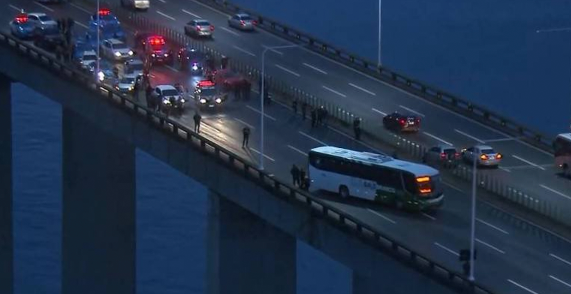 Policía abate a sujeto que secuestró un autobús y tomó rehenes en Río de Janeiro