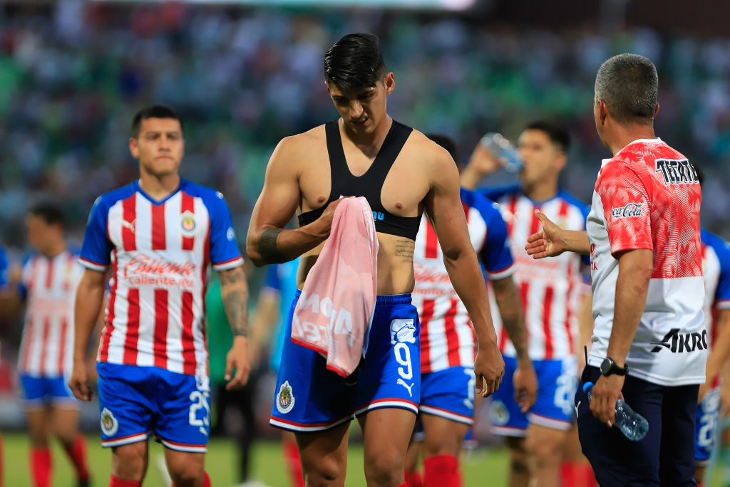 Alan Pulido lamentó que Chivas se haya “echado para atrás” y no le ganaran al Puebla