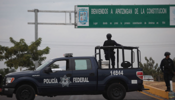 Detienen a policías acusados de ejecuciones extrajudiciales en Apatzingán