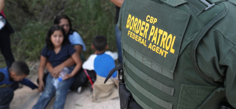 Administración Trump presenta nuevas reglas para detención indefinida de familias migrantes