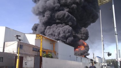 Fuerte incendio consume una fábrica en Morelia, Michoacán