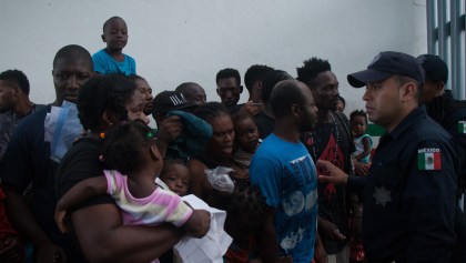 Policías federales y migrantes se enfrentan en estación migratoria de Tapachula