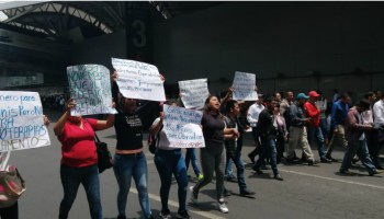 Faltan medicamentos contra el cáncer y los padres protestaron en el Aeropuerto CDMX