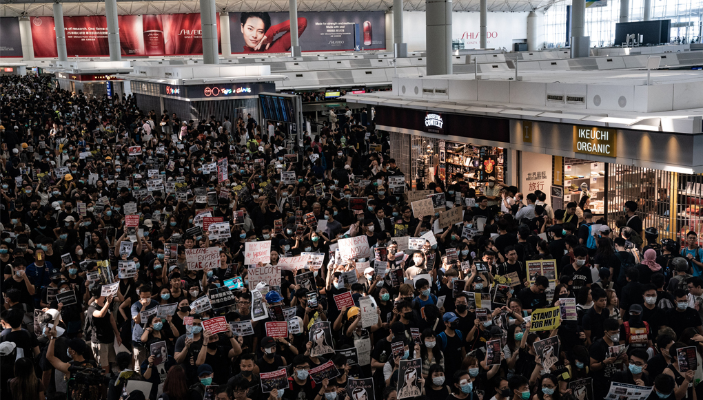 Manifestaciones obligan a suspender todos los vuelos en el aeropuerto de Hong Kong