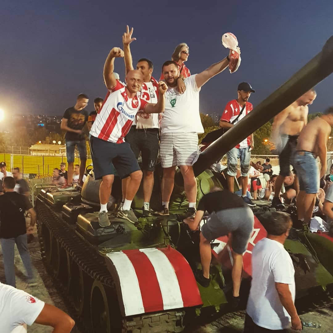 ¿Habrá castigo? Ultras del Estrella Roja llevaron un tanque de guerra a partido de Champions