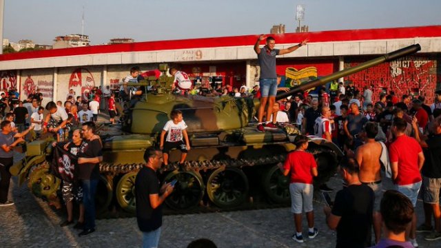 ¿Habrá castigo? Ultras del Estrella Roja llevaron un tanque de guerra a partido de Champions