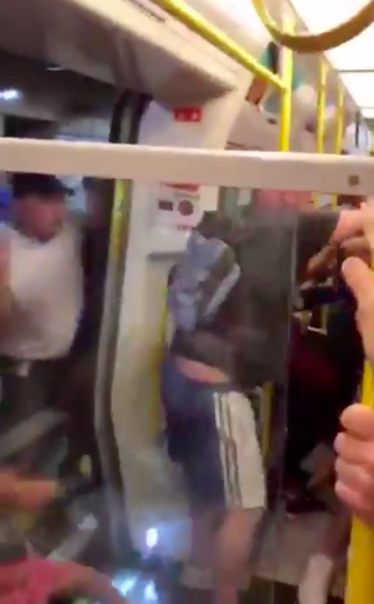 Fans del Liverpool y Manchester City se agarraron a golpes en el metro de Londres