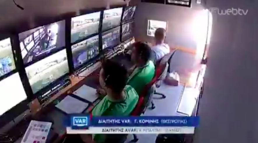 El momento en que un repartidor de comida irrumpió en la sala del VAR en Grecia