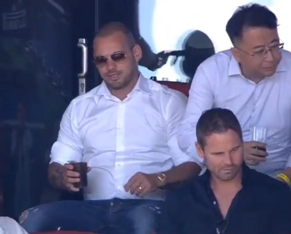 ¿Qué te panzó? A 13 días de su retiro, Sneijder reaparece ‘pasado de tortas’