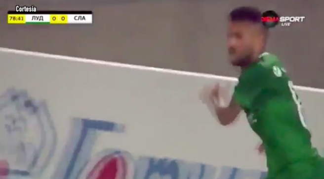 Marcó gol, fue a festejar con su novia... ¡y ni se enteró que fue anulado! 