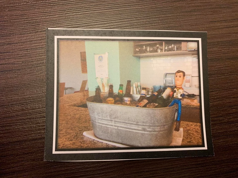 Niño olvida su "Woody" en un hotel y empleados le crean unas vacaciones a su juguete 