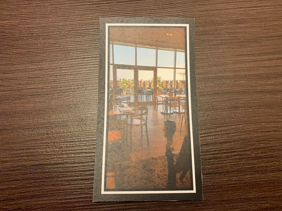 Niño olvida su "Woody" en un hotel y empleados le crean unas vacaciones a su juguete 