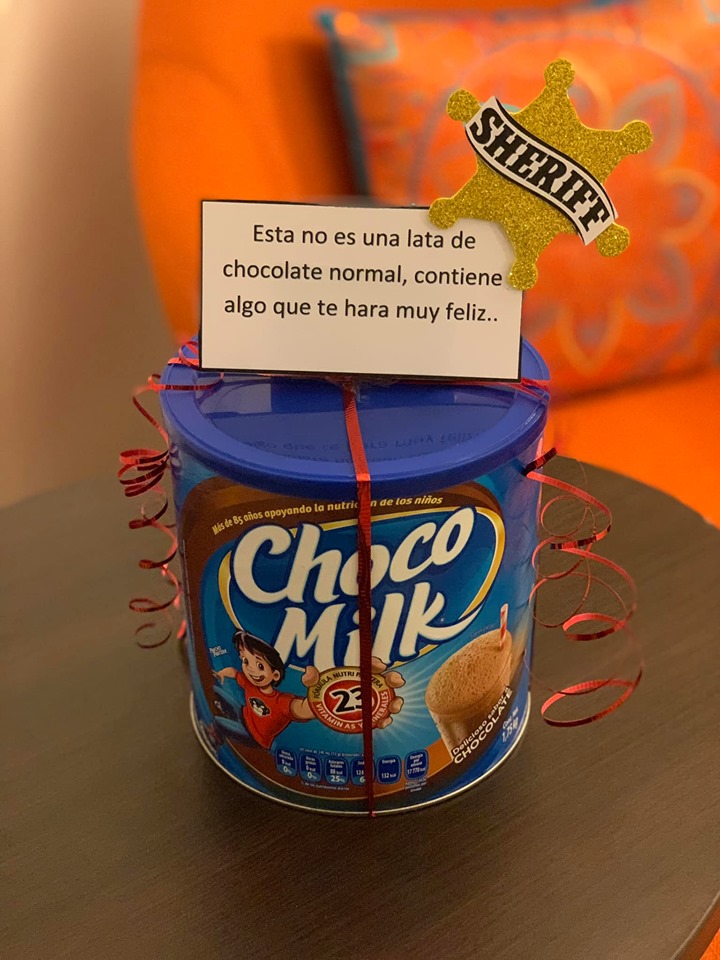 Niño olvida su "Woody" en un hotel y empleados le crean unas vacaciones a su juguete 