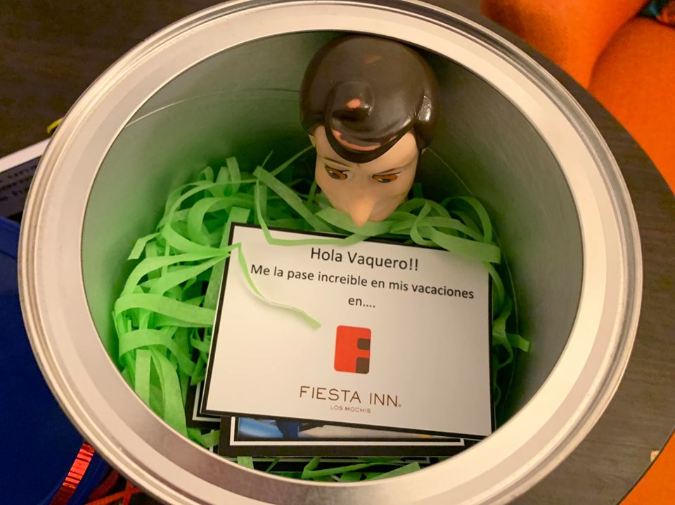 Niño olvida su "Woody" en un hotel y empleados le crean unas vacaciones a su juguete 