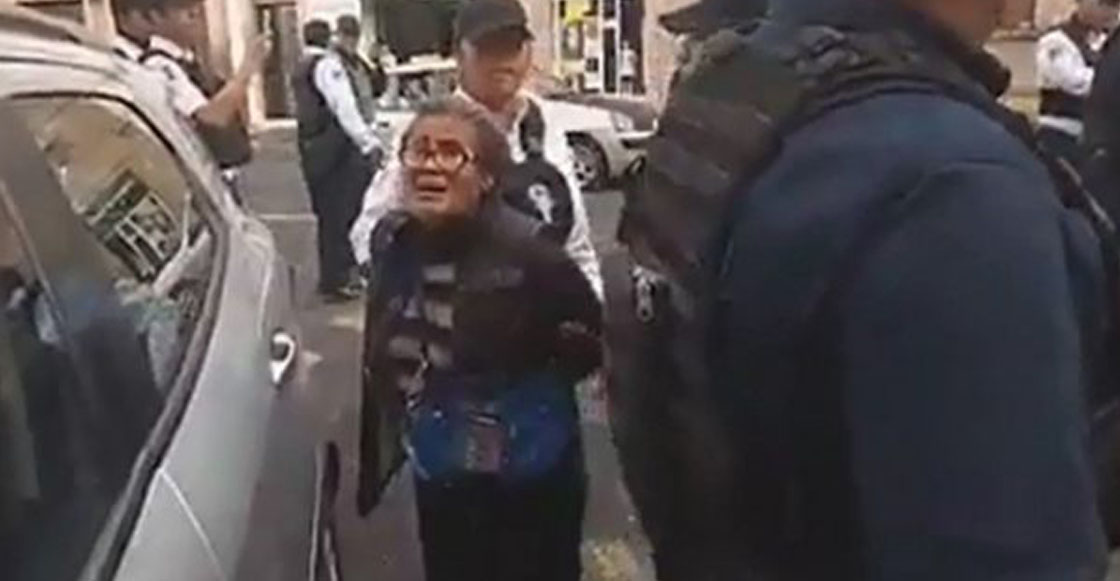 Policías detienen de forma agresiva a dos abuelitos por vender papas en la vía pública