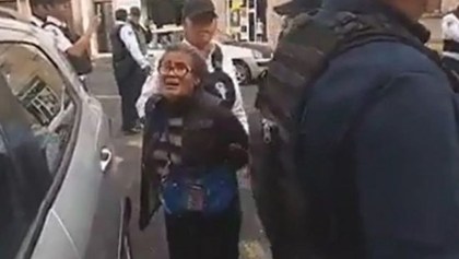 Policías detienen de forma agresiva a dos abuelitos por vender papas en la vía pública