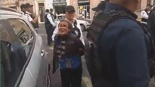 Policías detienen de forma agresiva a dos abuelitos por vender papas en la vía pública  