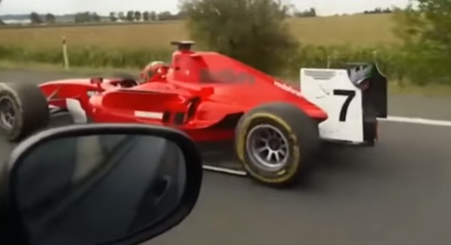 Policía busca al piloto del "Ferrari" de Fórmula 1 que se paseaba por las calles 