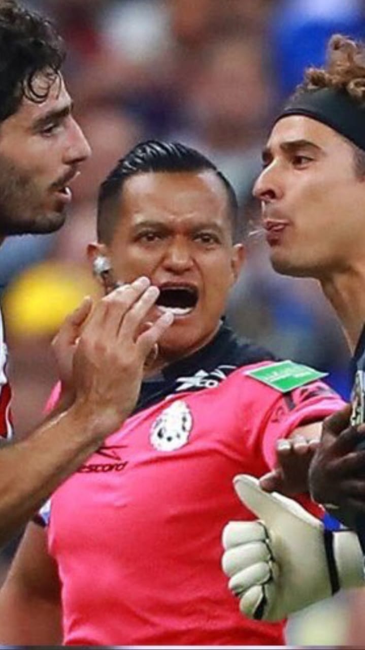 ¿Es real la foto de Guillermo Ochoa escupiéndole al ‘Pollo’ Briseño tras lesionar a ‘Gio’?