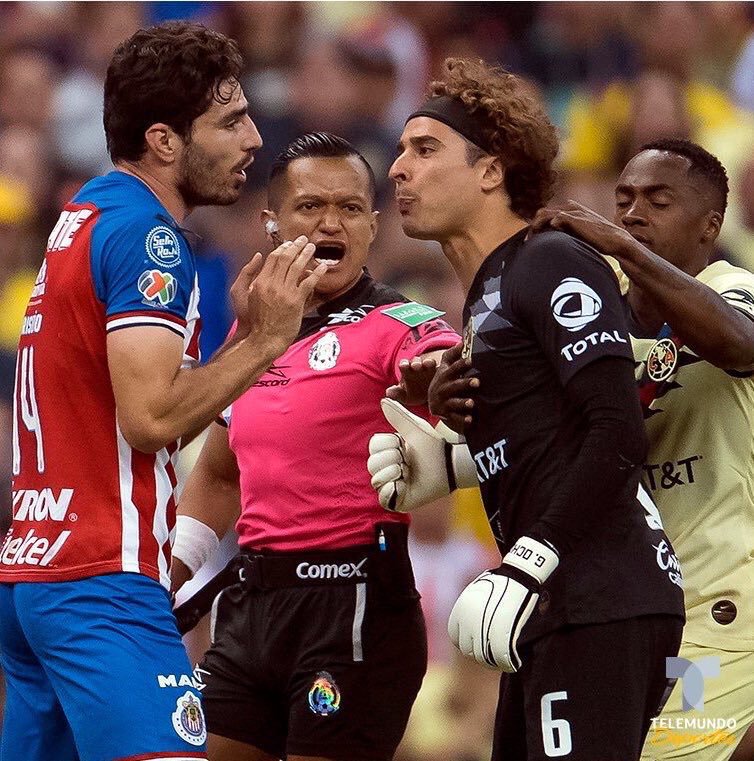 ¿Es real la foto de Guillermo Ochoa escupiéndole al ‘Pollo’ Briseño tras lesionar a ‘Gio’?